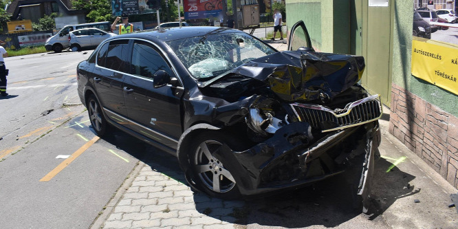 Álrendőrök loptak meg több százezer forinttal idős budapesti embereket