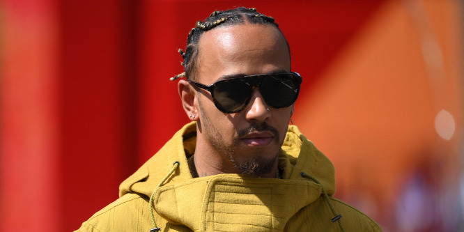 Miért cserélt sisakot Hamilton Monacóban a verseny közben?