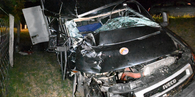 Kamion, kisteherautó és két autó karambolozott az M5-ösön, meghalt egy 19 éves utas - fotók