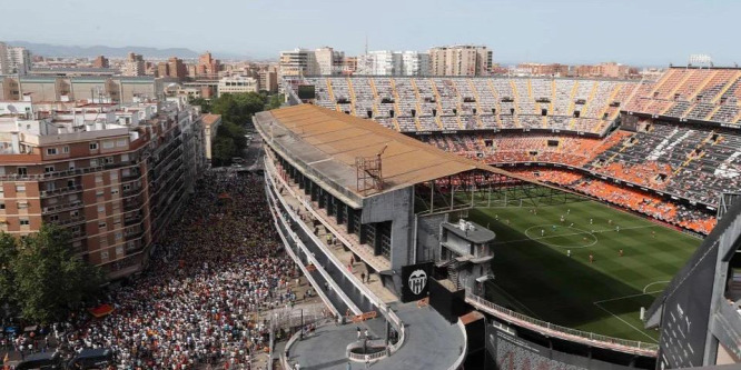 50 ezer szurkoló tüntetett a stadionon kívül a klub elnöke ellen - videó