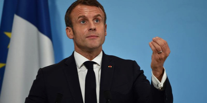 Macront szidták és sértegették, francia zászlót égettek Algériában, a francia elnök csak vigyorgott - videó