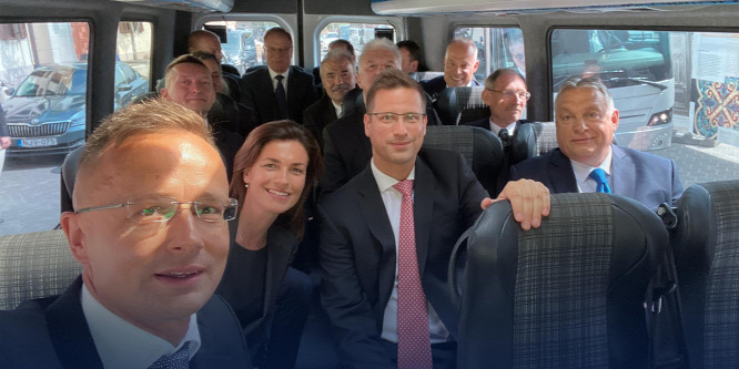 Orbán Viktor: Kormányszelfi - fotó