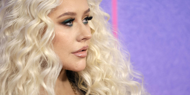 Hatalmas melleit mutogatja Christina Aguilera