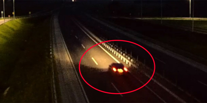 12 kilométert tett meg a forgalommal szemben, aztán ütközött egy idős autós az M85-ösön - videó