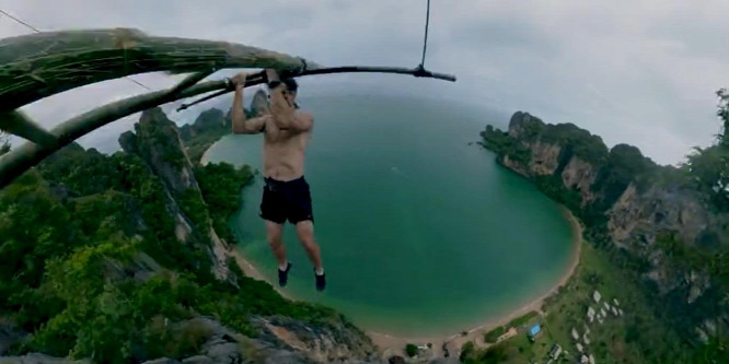 Az életével játszott a vakmerő turista egy thaiföldi sziklánál - videó