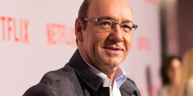 Négyrendbeli szexuális támadás miatt vádat emeltek Kevin Spacey ellen Angliában