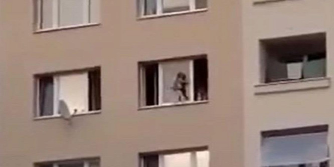 Egy hetedik emeleti lakás ablakában sétált két gyerek Nyitrabányán - videó