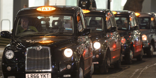 Kéjesen nézte a taxisofőr, ahogy a hátsóülésen megtámadnak egy fiatalt