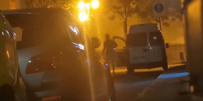 Sorra törte fel éjszaka az autókat egy budapesti férfi, videóra vették