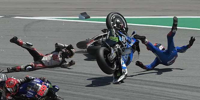Hajszál híján szörnyethalt a japán gyorsaságimotoros a horrorbalesetben - videó