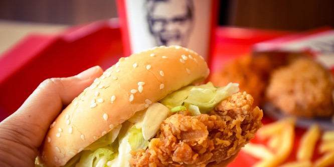 Olyan súlyos a salátahiány, hogy a KFC-nek káposztára kellett váltania