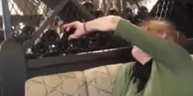Megpiszkálta a borosüvegeket a háta mögött, bár ne tette volna - videó