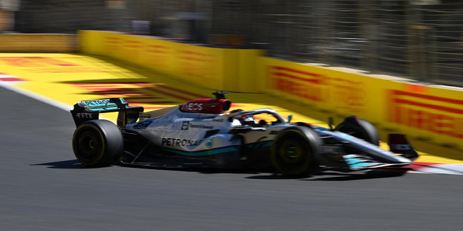 Videón, ahogy kigyullad Russell alatt a Mercedes