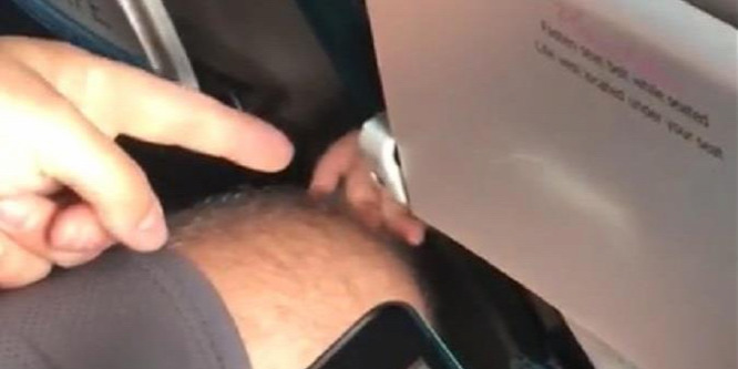 Vicces dolgot tett a kisgyerek, aki átnyúlt a repülő ülésén - videó