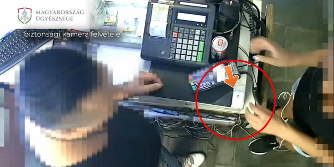 Munkahelyén dílerkedett egy dohánybolti eladó - Videó