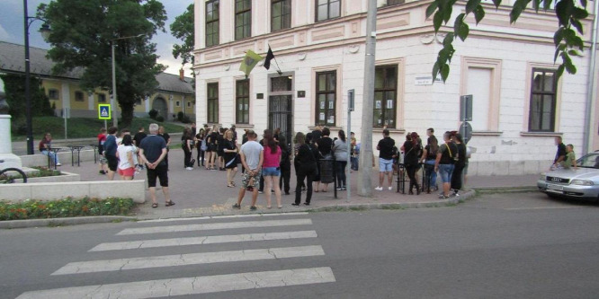 Szívszorító: az iskola előtt búcsúztatták a hétfőn elhunyt 14 éves hatvani kisfiút
