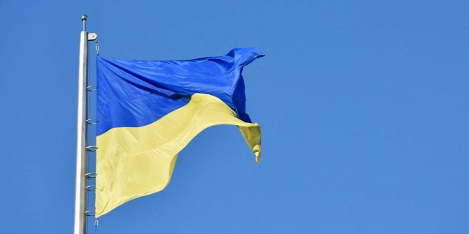 Szívszorító: katonaként elhunyt édesapja sírjánál születésnapozott az egyéves ukrán kislány