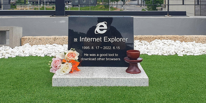 Saját sírtáblát kapott a megsznt Internet Explorer, elképeszt felirattal