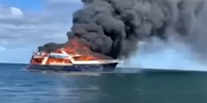Hatalmas tűz ütött ki egy jacht fedélzetén, három embert kellett kimenteni - videó