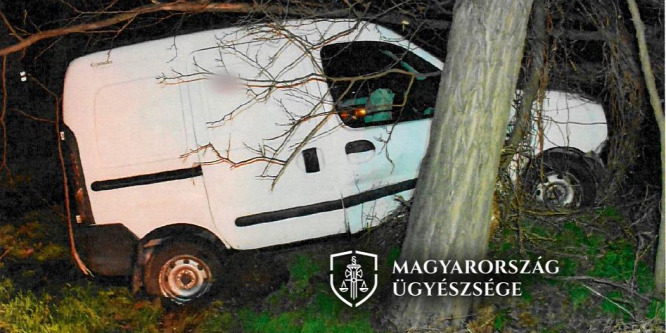 Lopott autóval, részegen, jogosítvány nélkül balesetezett egy tatabányai férfi