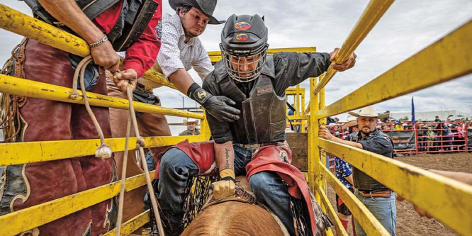 Ilyet még nem láttunk! Nagytarcsán cowboy csizmás bikarodeó közösség alakult