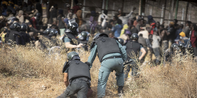 Tombol Európa ostroma: 2000 migráns rohanta le a spanyol kerítést, halottak is vannak