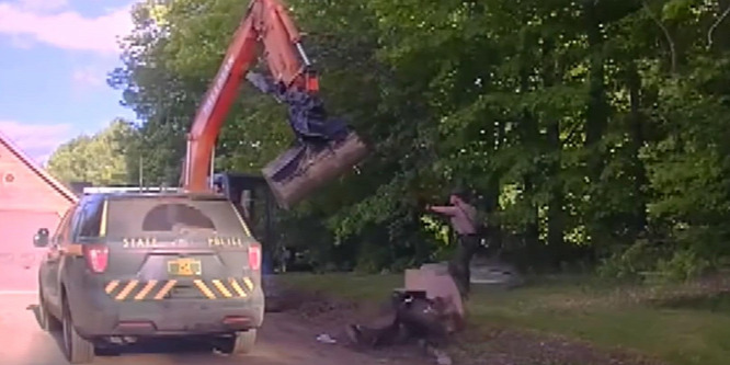 Markolóval támadt a rendőrökre az apa, hogy fia elkerülhesse a letartóztatást - videó