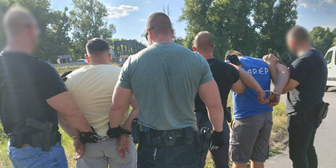 Kíméletlenül csaptak le a kommandósok a drogdílerekre a Tisza hídon - videó