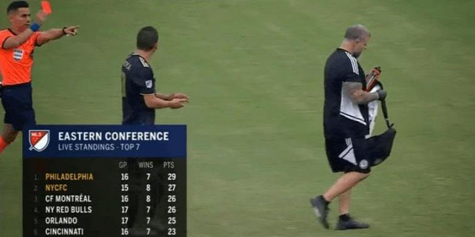 Kiállították Gazdag Dániel csapatának segítőjét, miközben egy sérült játékost ápolt - videó