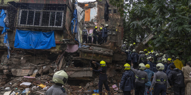 Három ember meghalt, miután összedőlt egy ház Mumbaiban - videó