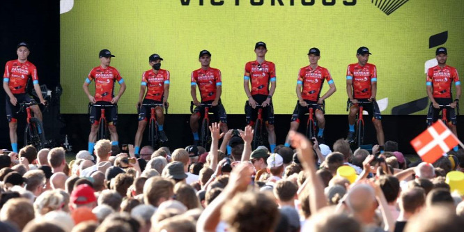 Rendőrök kutatták át a Tour de France-on induló csapat szállodai szobáit