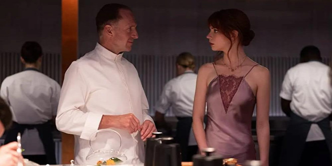 Anya Taylor-Joy magyarul kritizálja Ralph Fiennes főztjét - videó
