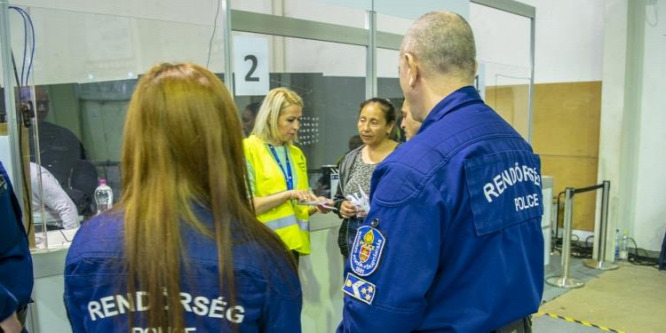 Majdnem háromszáz menekültet fogadtak tegnap Budapesten