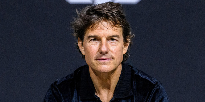 Tom Cruise levegőben száguldó kisrepülőn guggolva mondott beszédet - Videó