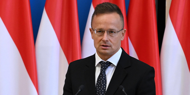 Szijjártó Péter: Magyarország egyszerre áll nyomás alatt keletről és délről