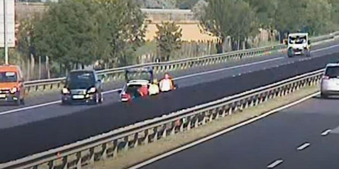 Drámai pillanatok: életveszélybe került egy család az M3-as autópályán - videó