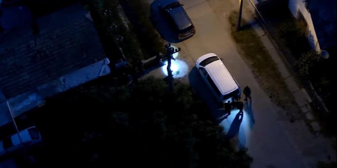 Félpucéran menekült a rendőrök elől a körözött bűnöző - videó