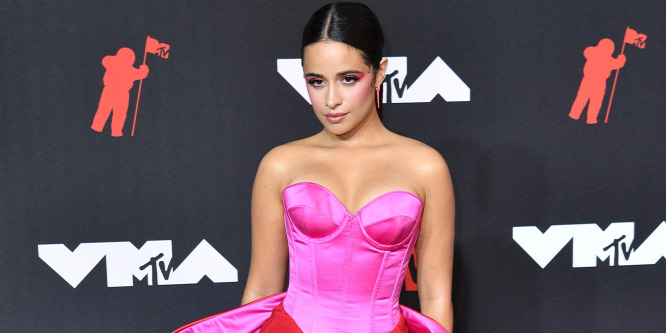 Túllépett Camila Cabello Shawn Mendesen, új férfi mellett látták
