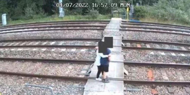 Gyerekek táncoltak a vasúti síneken, hajszálon múlt az életük - videó