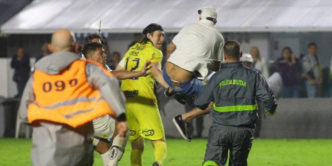 Rátámadt a kapusra a pályára berohanó elmebeteg szurkoló - videó