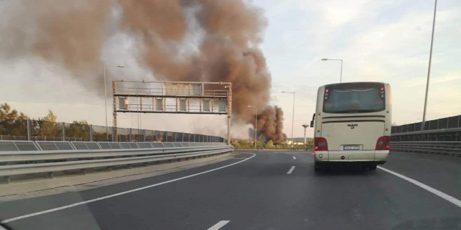 Drámai képen a 22. kerületben lángoló raktárépület - fotó