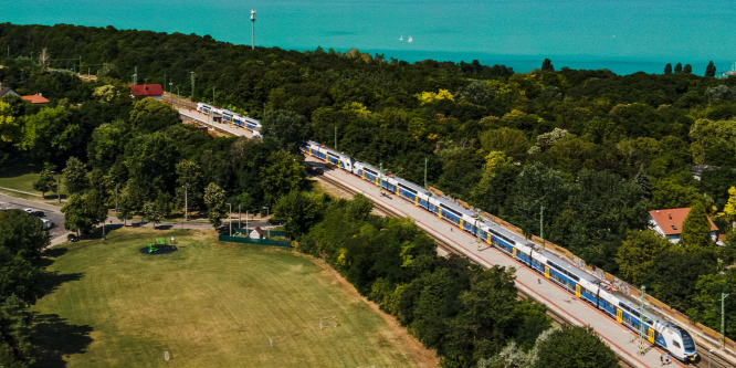 Hétvégenként dupla emeletes vonatok indulnak a Balaton déli partjára