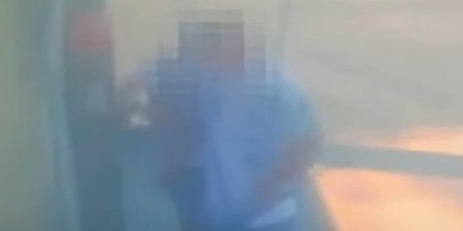 Ököllel ütötte a gépet, mert nem tudta lemosni a kocsiját Dorogon – videókamera
