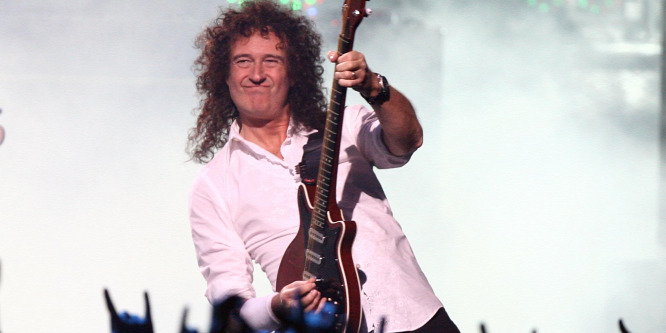 III. Károly lovaggá ütötte Brian Mayt
