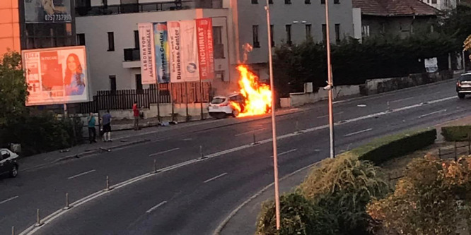 Lángokba borult egy autó Kolozsváron, a sofőr sokkot kapott - fotó