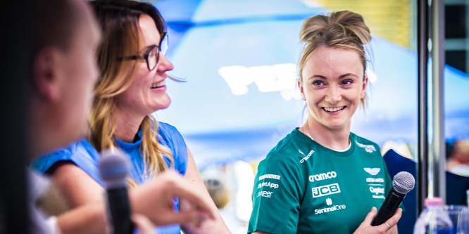 A Peroni elhozta az Aston Martin csapat boxutcáját Budapest belvárosába