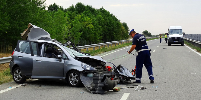 Cserkeszl mellett meghalt egy autós, miután egy kamionnal ütközött