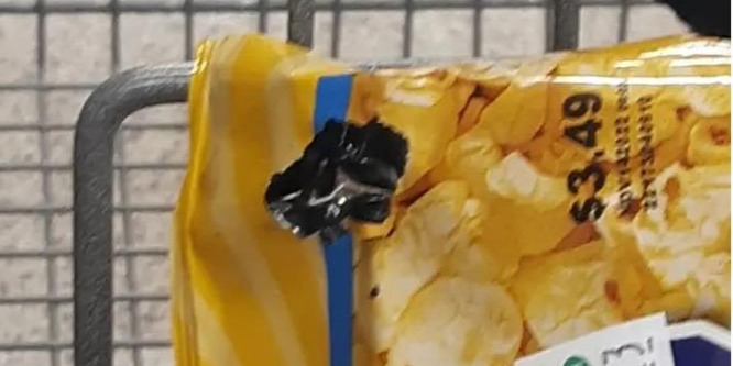 Levette a polcról a pattogatott kukoricát a vásárló, rémisztő dolgot talált benne