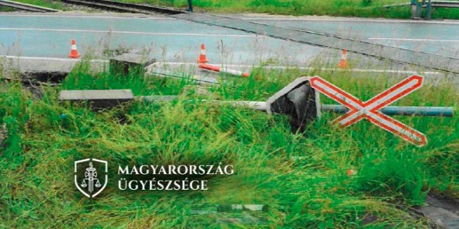 Kidöntött egy a sorompót egy száguldó sofőr a 10-es főúton