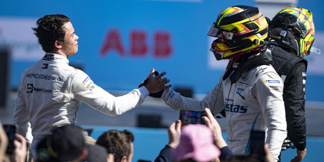 Az Aston Martin F1-es tartalékversenyzőnek szerződteti a világbajnokot